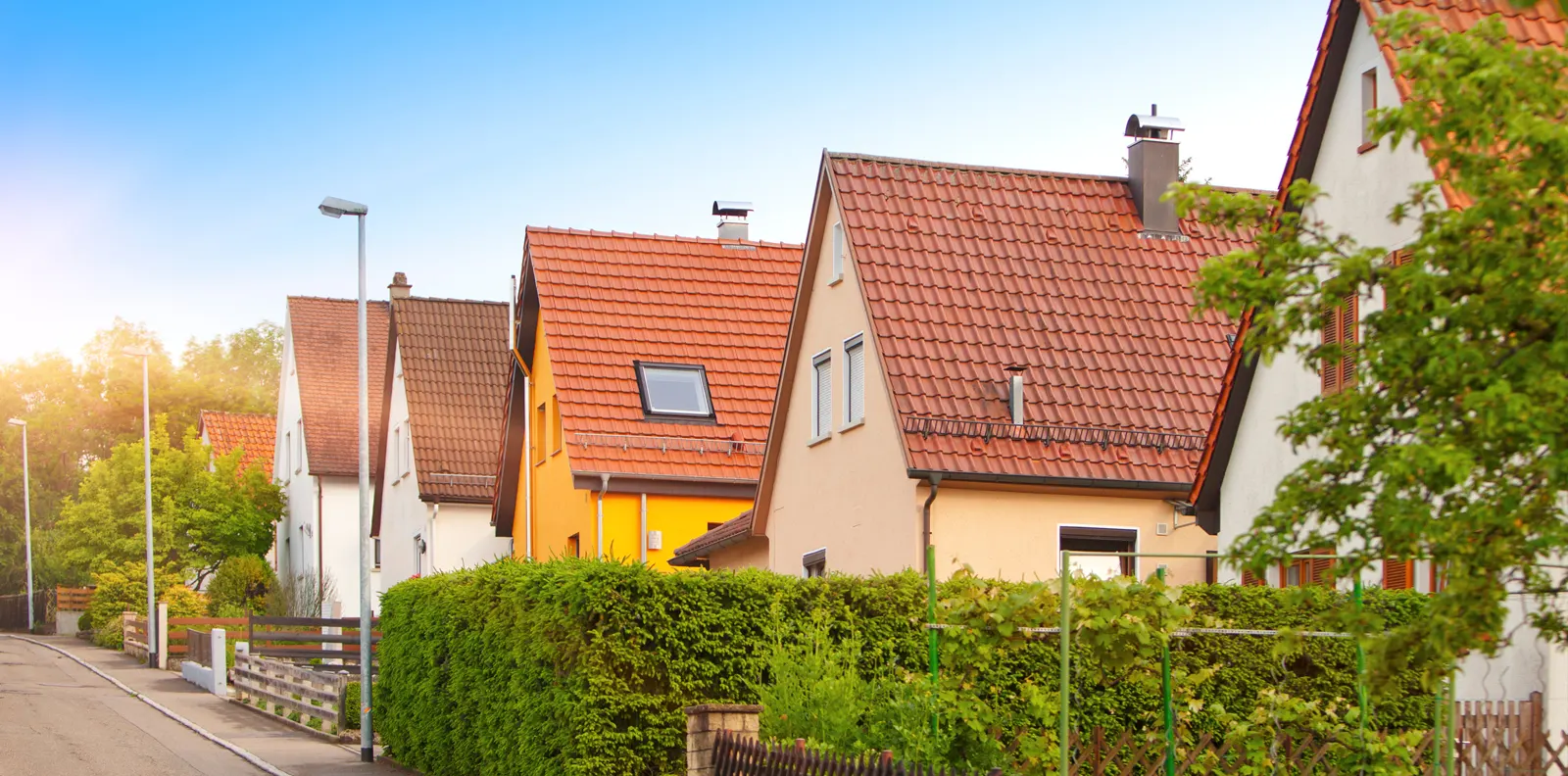 Straßenzug mit Einfamilienhäusern