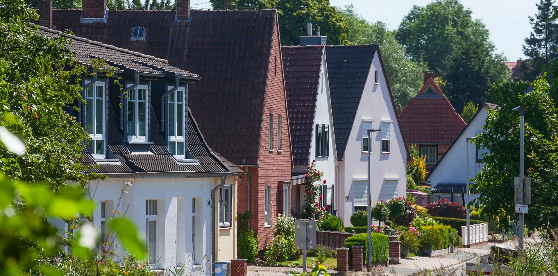 Blick über Straßenzug mit Einfamilienhäusern