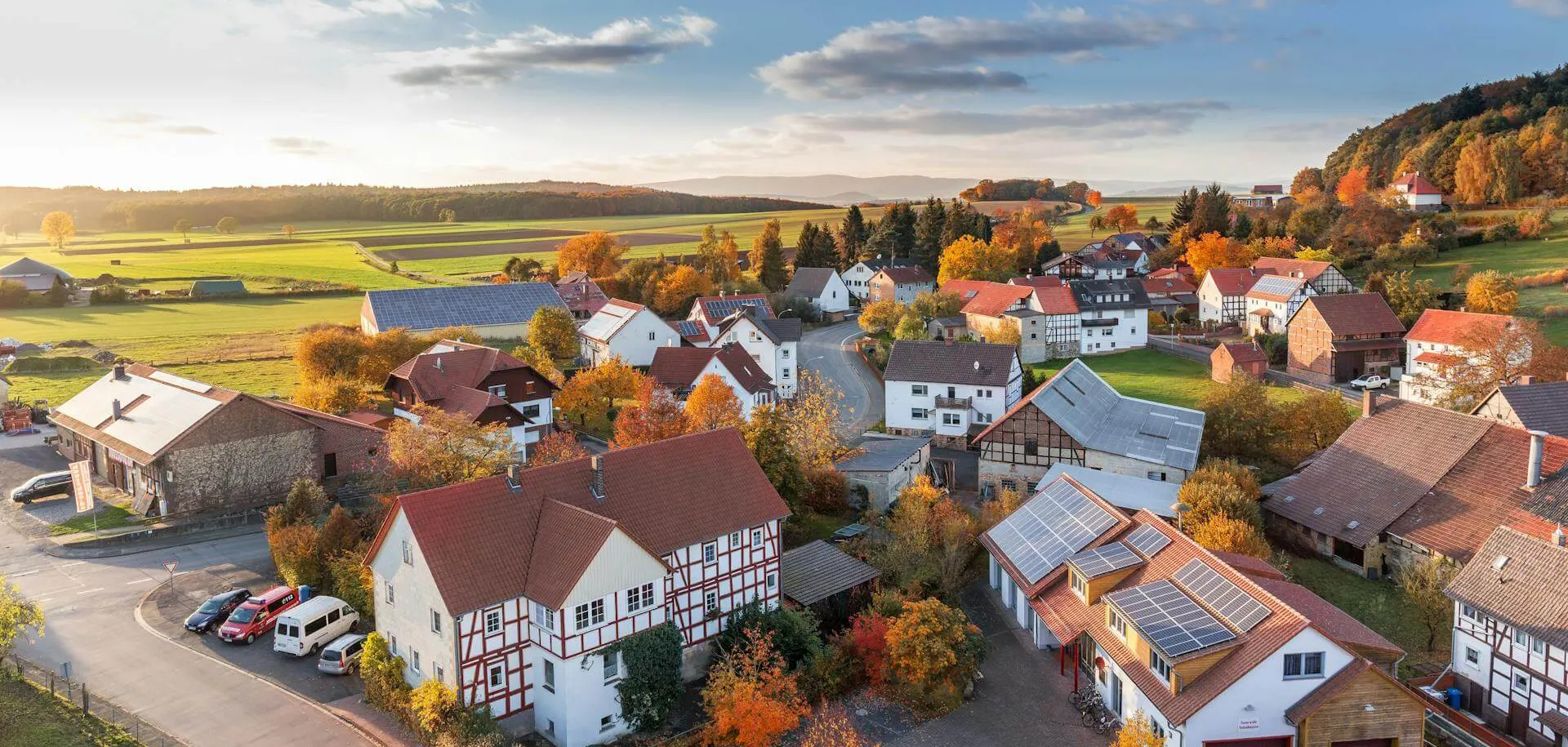 Panorama über Dorf in Sonnenuntergang