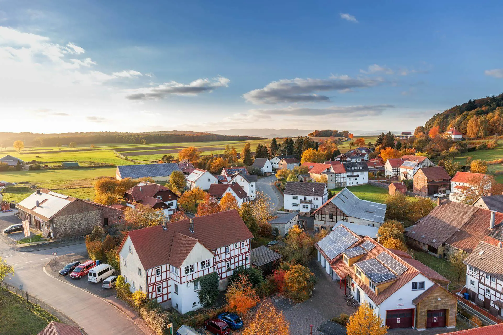 Panorama über Dorf im Sonnenuntergang