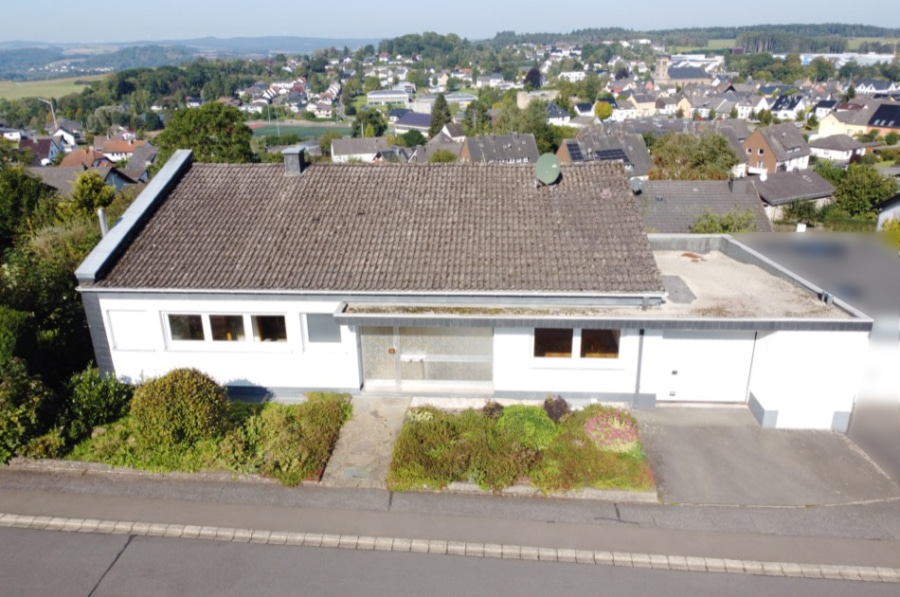 Aussicht auf Hillesheim - **RESERVIERT** Einfamilienhaus mit ELW und Blick über Hillesheim, Garten und Garage, Hillesheim (39)