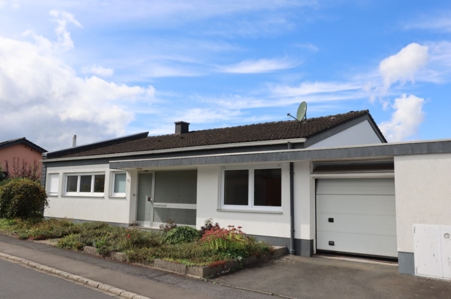 Straßenansicht - Einfamilienhaus mit Einliegerwohnung und Blick über Hillesheim, Garten und Garage, Hillesheim (39)