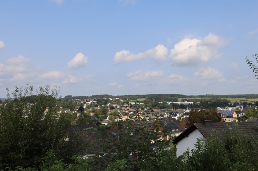 Aussicht - Tweegezinswoning met prachtig uitzicht over Hillesheim, met tuin en garage, te Hillesheim (39)