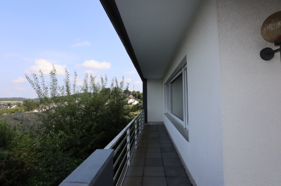 Balkon - Einfamilienhaus mit Einliegerwohnung und Blick über Hillesheim, Garten und Garage, Hillesheim (39)