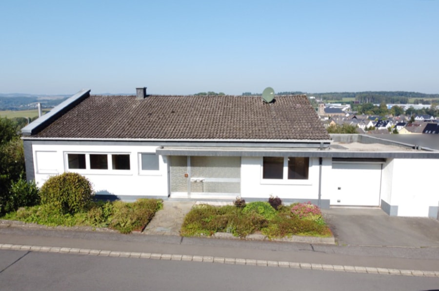 Straßenansicht - **RESERVIERT** Einfamilienhaus mit ELW und Blick über Hillesheim, Garten und Garage, Hillesheim (39)