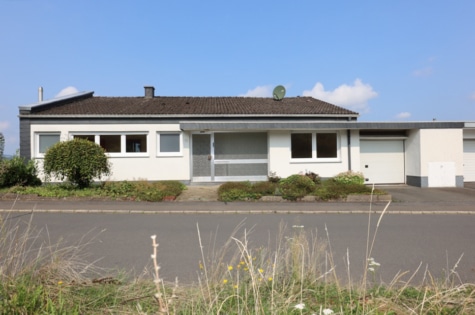 2-Familienhaus in mit Blick über Hillesheim, Garten und Garage, Hillesheim (39), 54576 Hillesheim, Zweifamilienhaus