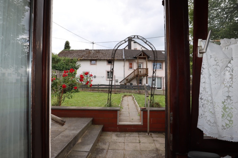 Terrasse - Ruime voormalige boerderij, met tuin, garage, stal en schuur in Walsdorf (19)