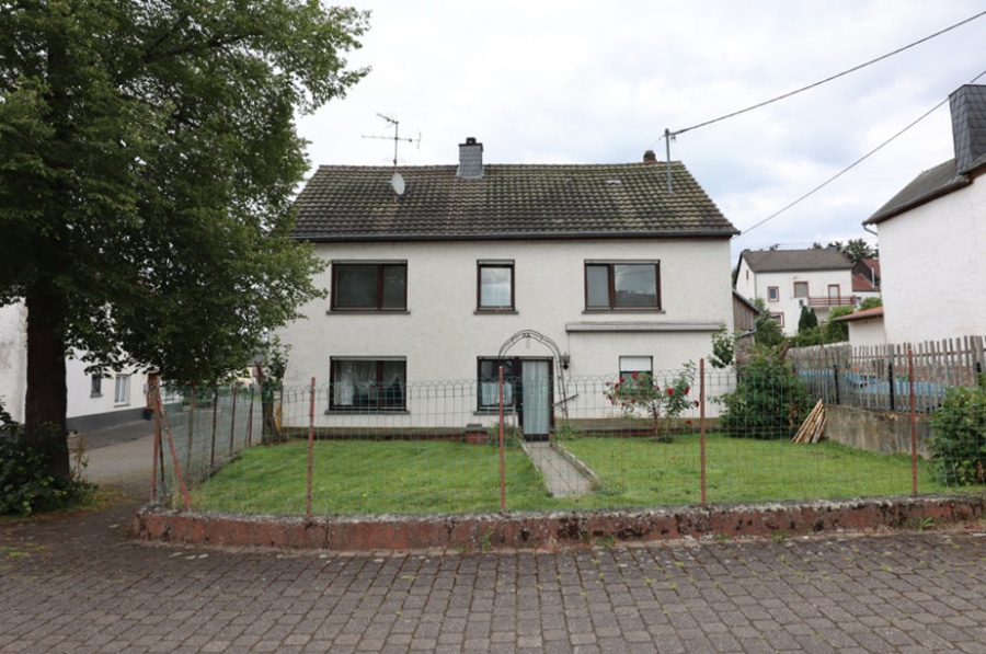 Rückseite - Geräumiges früheres Bauernhaus Garten, Garage, Stall und Scheune Walsdorf (19)