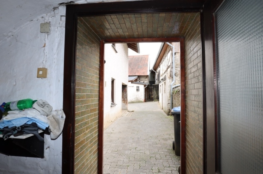 Nebeneingang - Ruime voormalige boerderij, met tuin, garage, stal en schuur in Walsdorf (19)