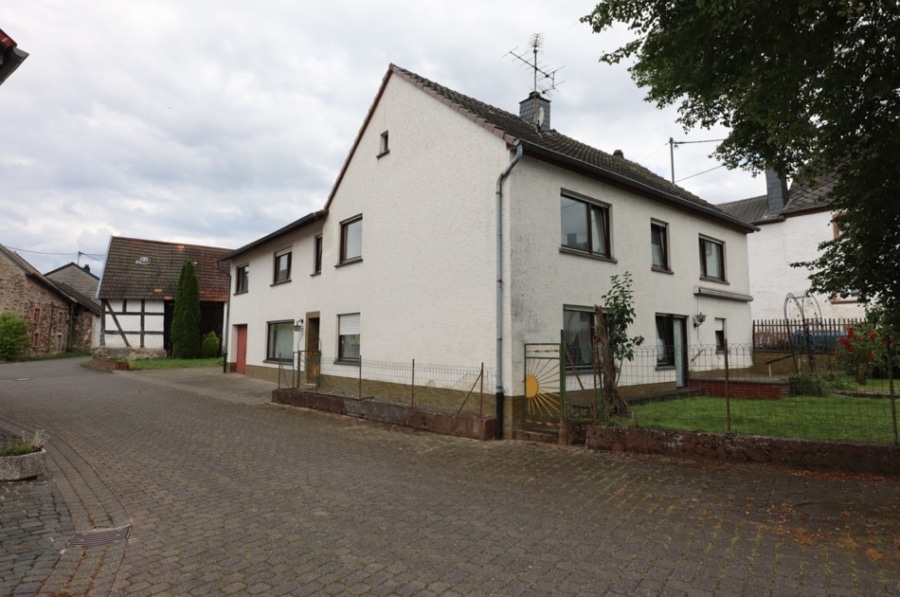 Straßenansicht - Ruime voormalige boerderij, met tuin, garage, stal en schuur in Walsdorf (19)