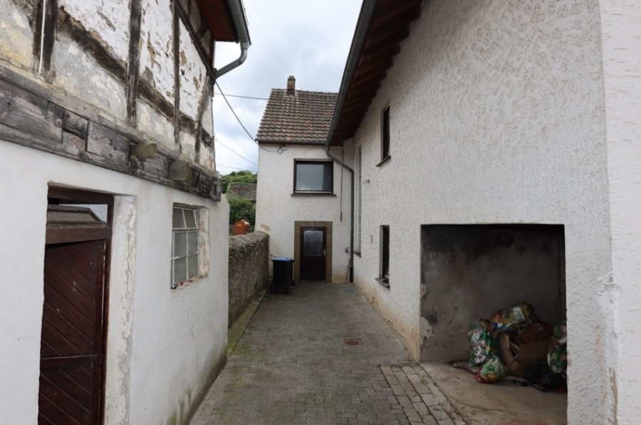 Hinterhof Nebeneingang - Ruime voormalige boerderij, met tuin, garage, stal en schuur in Walsdorf (19)