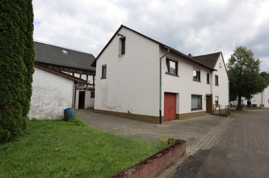 Hofeinfahrt - Geräumiges früheres Bauernhaus Garten, Garage, Stall und Scheune Walsdorf (19)