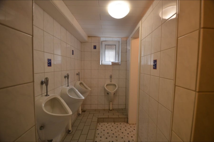 Herrentoilette - Voormalig restaurantgebouw, hotel met 11 gastenkamers te koop, Hohenfels-Essingen (28)