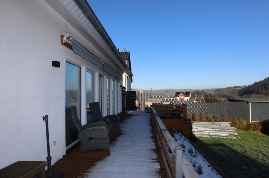 Terrasse - Bungalow, uitgerust met zonne-energie en batterijopslag, carport en prachtig uitzicht te Stadtkyll (32)