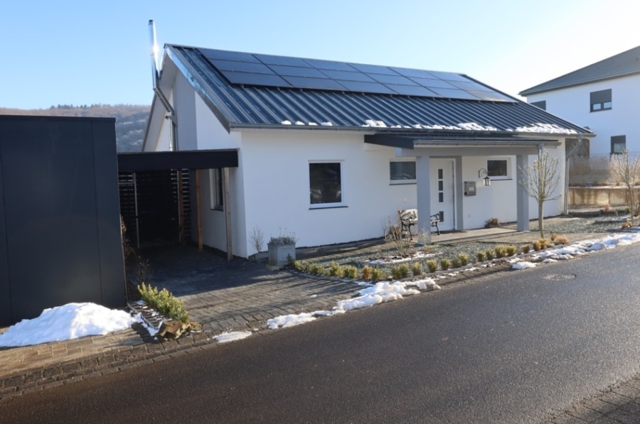 Straßenansicht - Bungalow, uitgerust met zonne-energie en batterijopslag, carport en prachtig uitzicht te Stadtkyll (32)