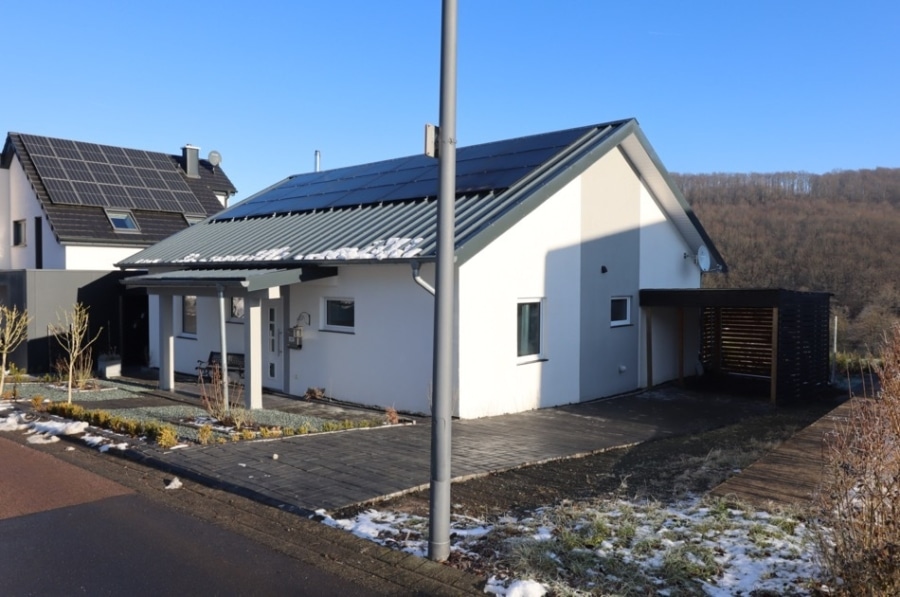 Straßenansicht - Bungalow, uitgerust met zonne-energie en batterijopslag, carport en prachtig uitzicht te Stadtkyll (32)