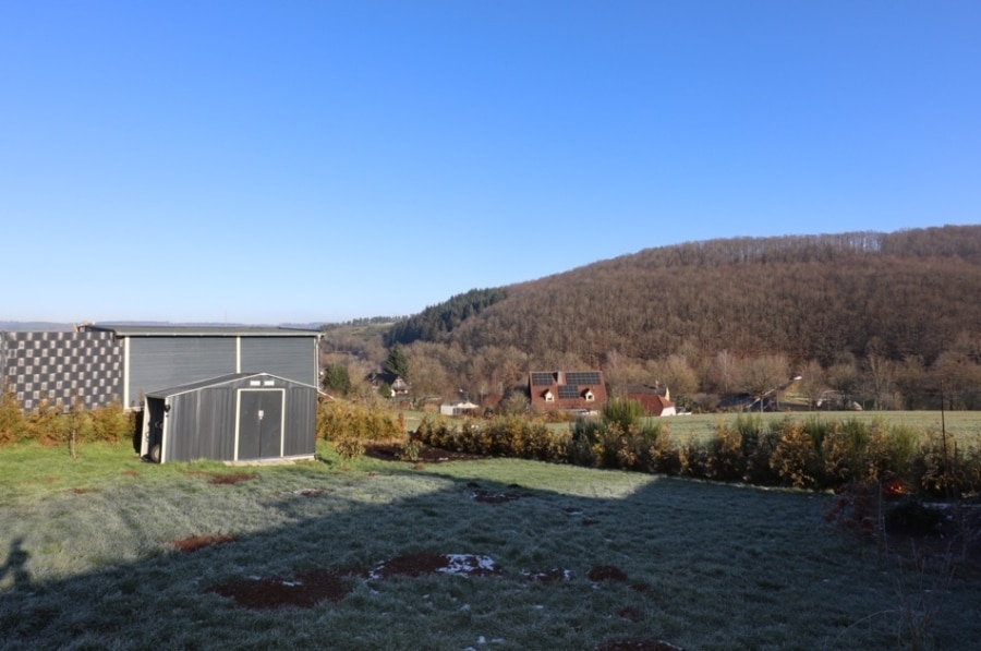 Garten - Bungalow, uitgerust met zonne-energie en batterijopslag, carport en prachtig uitzicht te Stadtkyll (32)