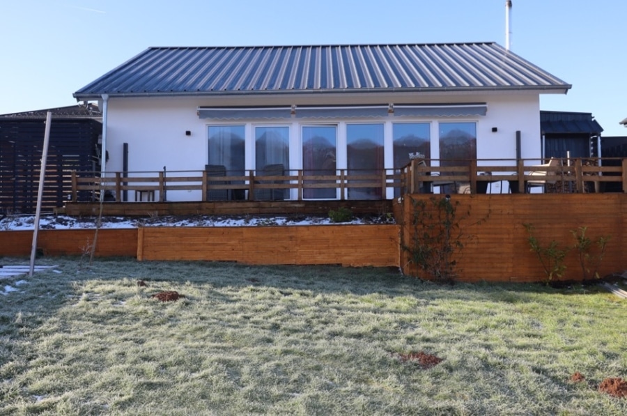 Rückseite - Bungalow, uitgerust met zonne-energie en batterijopslag, carport en prachtig uitzicht te Stadtkyll (32)