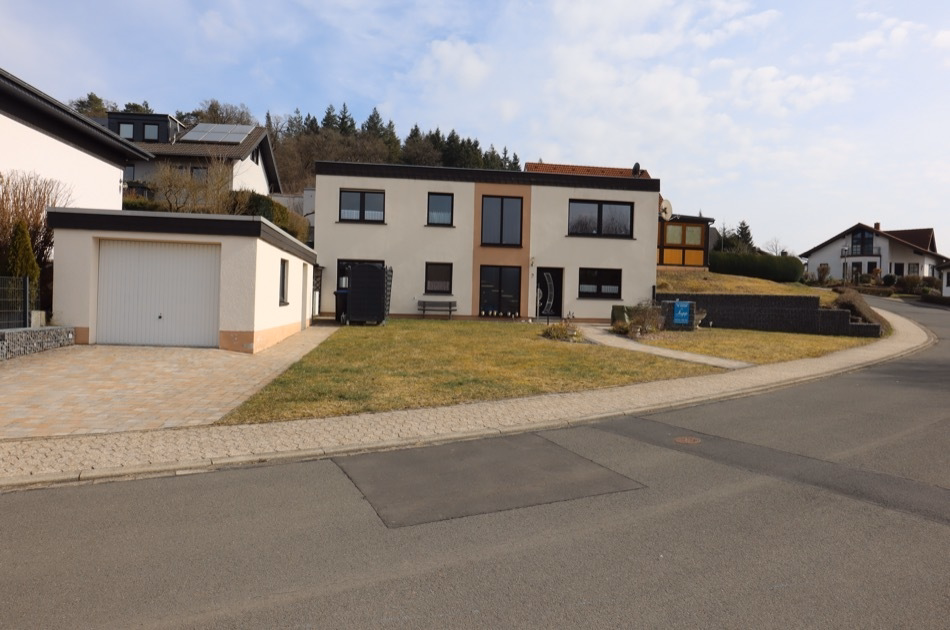 Schönes Einfamilienhaus mit Garage, Wintergarten und Aussicht über das Obere Kylltal, Jünkerath 50