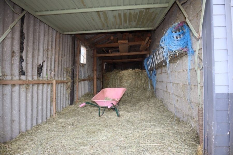 Garage Heulager - Voor paardenliefhebbers! Ruime dubbele woning met twee aparte wooneenheden, garages, parkeerplaatsen, paardenstallen etc.Met een grote schuur en tuinhuis. Te Steffeln (12)