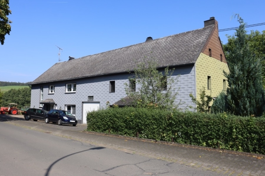 Straßenansicht - Voor paardenliefhebbers! Ruime dubbele woning met twee aparte wooneenheden, garages, parkeerplaatsen, paardenstallen etc.Met een grote schuur en tuinhuis. Te Steffeln (12)