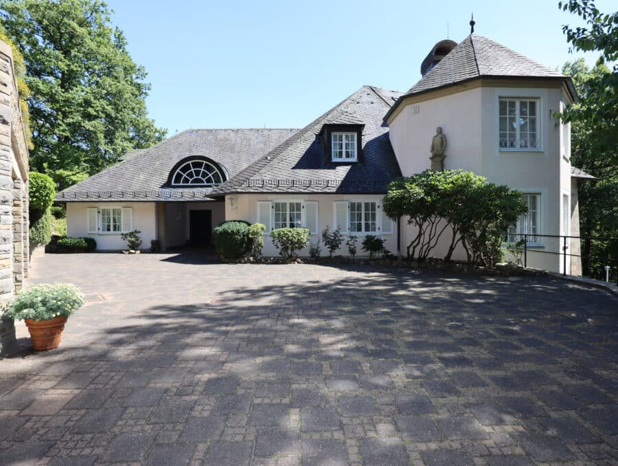 Villa mit unverbaubarer Aussicht, Schwimmbad, Sauna und 1 ha Grundstück Niederstadtfeld - Westansicht