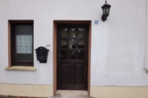 Eingang Haus Mitte - 2 huizen voor de prijs van één. Eengezinswoning en meer op mooie dorpslocatie en grote tuin, te Hohenfels-Essingen (30)