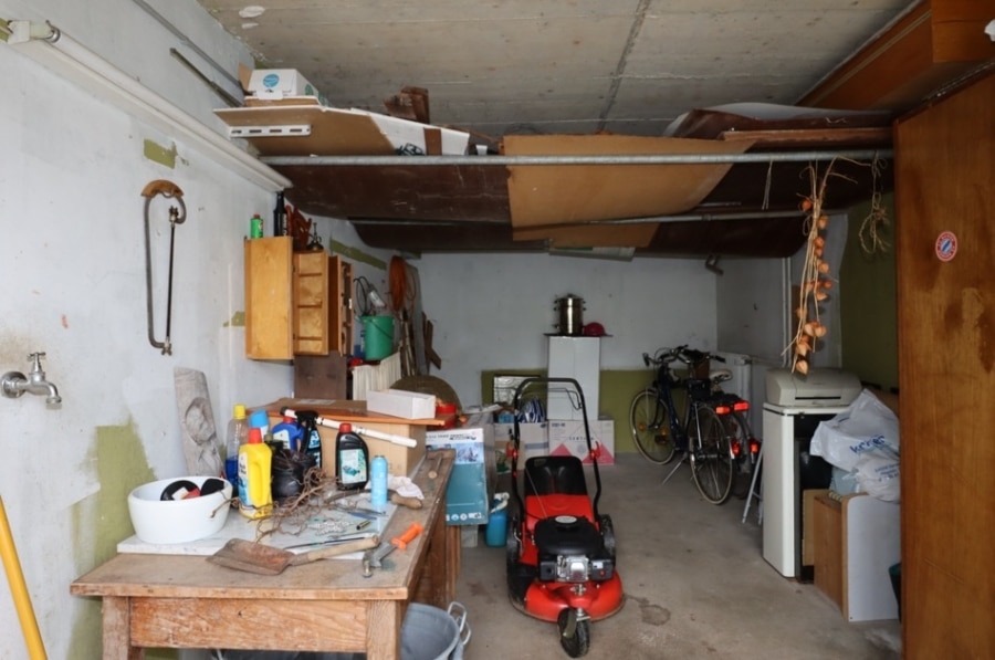 Garage - Rustig gelegen eengezinswoning met separaat appartement aan de rand van het dorp met prachtig uitzicht over het landschap, inclusief ruime tuin en garage, te Rockeskyll (17)