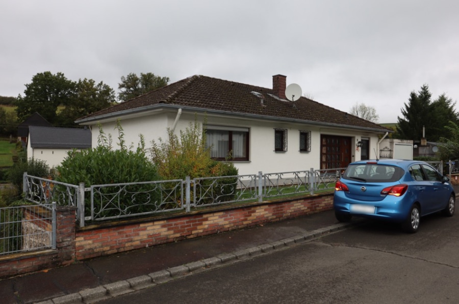 Straßenansicht - Rustig gelegen eengezinswoning met separaat appartement aan de rand van het dorp met prachtig uitzicht over het landschap, inclusief ruime tuin en garage, te Rockeskyll (17)