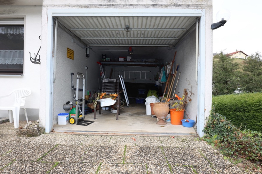 Garage - Rustig gelegen eengezinswoning met separaat appartement aan de rand van het dorp met prachtig uitzicht over het landschap, inclusief ruime tuin en garage, te Rockeskyll (17)