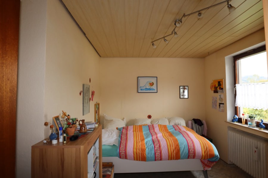 Schlafzimmer - Rustig gelegen eengezinswoning met separaat appartement aan de rand van het dorp met prachtig uitzicht over het landschap, inclusief ruime tuin en garage, te Rockeskyll (17)