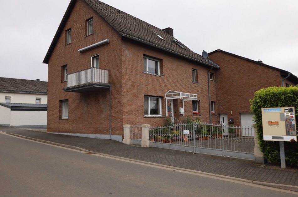 Drei Häuser, drei Garagen, großes Grundstück, ein Preis, Freilingen 11