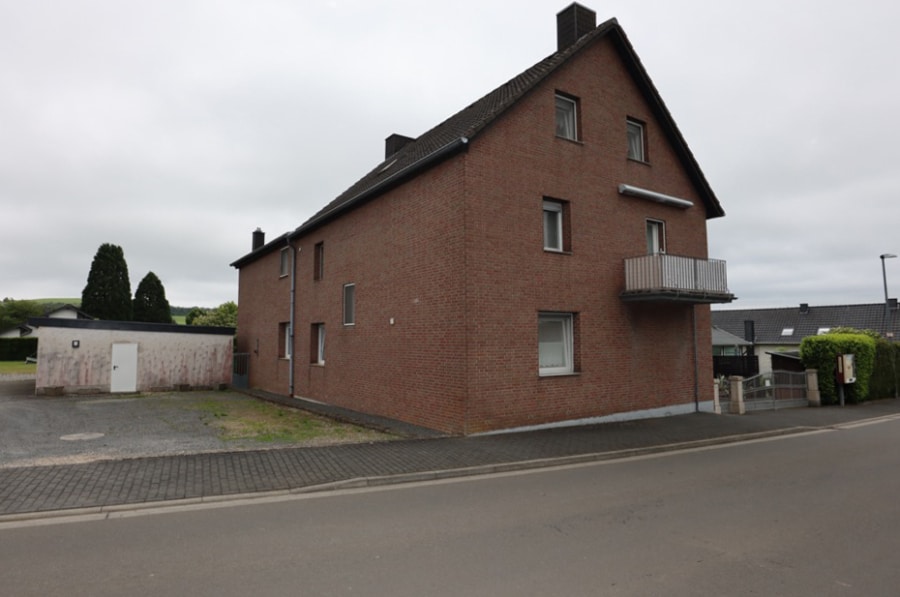 Straßenansicht - Mehrfamilienhaus in Freilingen