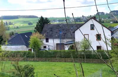 Voormalige Eifelboerderij met bijgebouwen, garages en serre, Bereborn