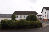 Traufseite - Gezellige Eifelboerderij met bijgebouwen, schuur, garages en tuin, te Duppach (3)