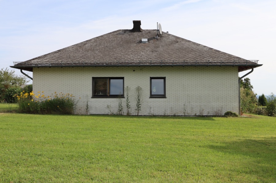 Seitenansicht - Ruime bungalow met tuin en garage te Üxheim-Leudersdorf (10)