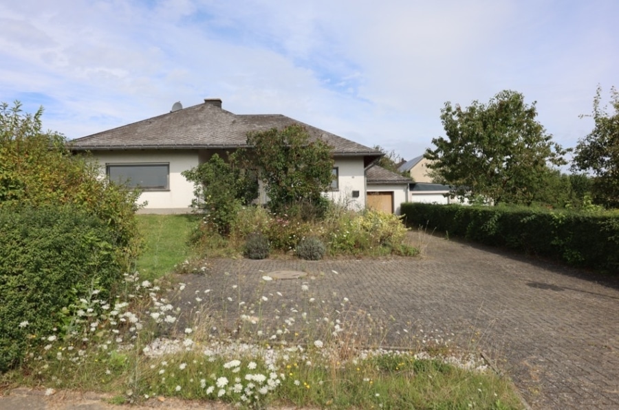 Hofeinfahrt - Ruime bungalow met tuin en garage te Üxheim-Leudersdorf (10)