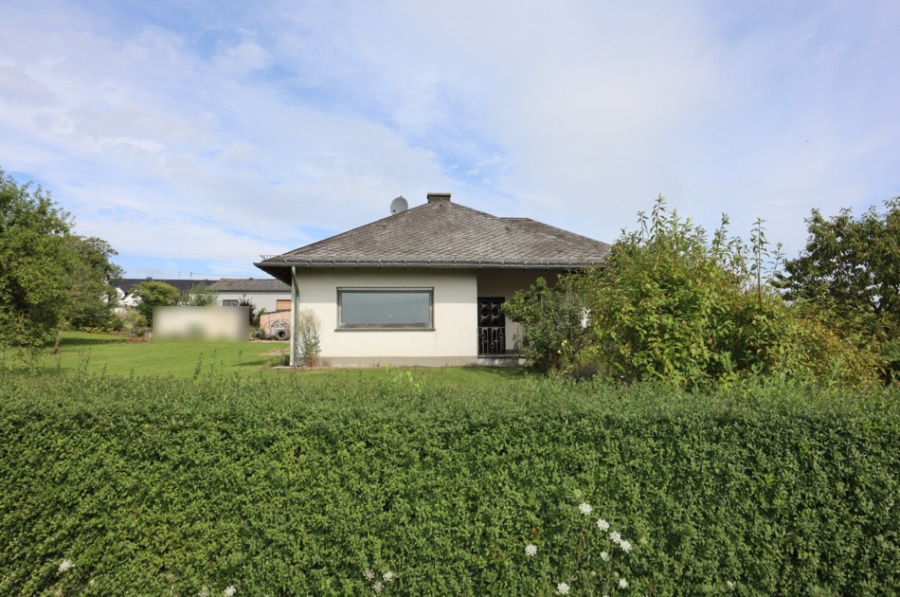 Straßenansicht - Geräumiger Bungalow mit Garten und Garage Üxheim-Leudersdorf (10)