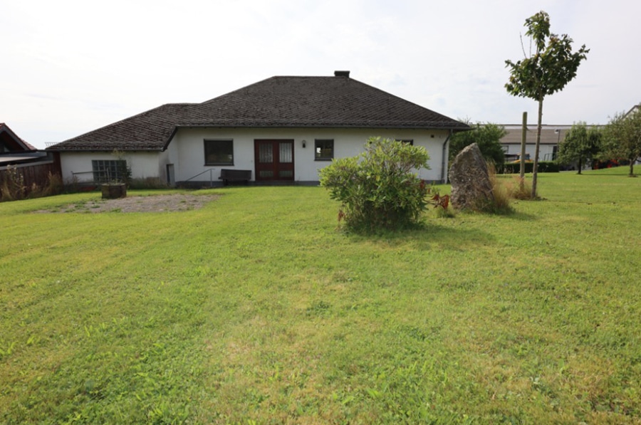 Rückansicht - Geräumiger Bungalow mit Garten und Garage Üxheim-Leudersdorf (10)