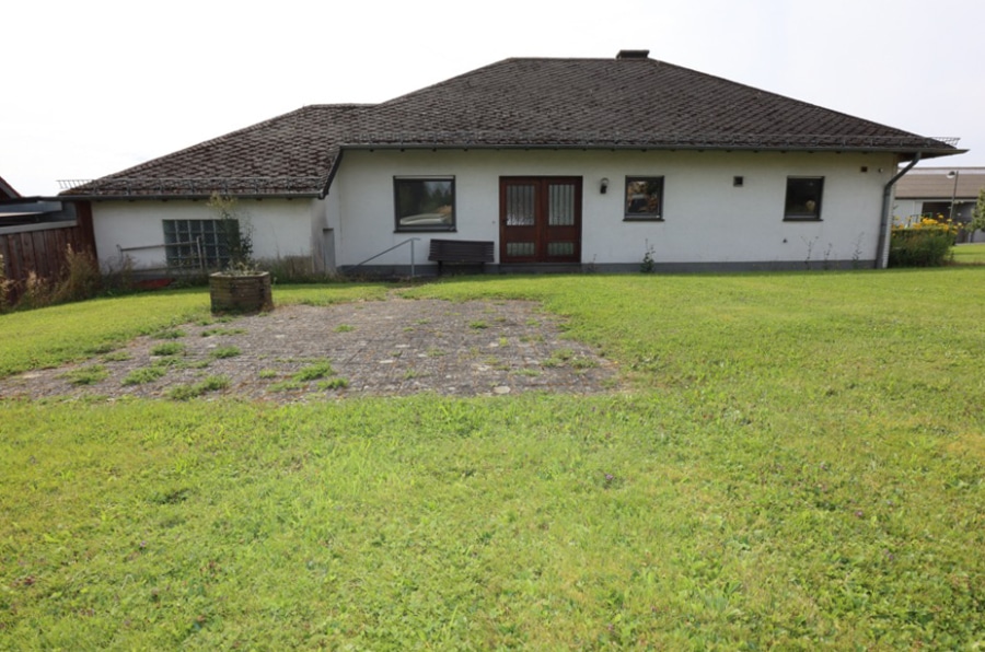 Rückansicht - Geräumiger Bungalow mit Garten und Garage Üxheim-Leudersdorf (10)