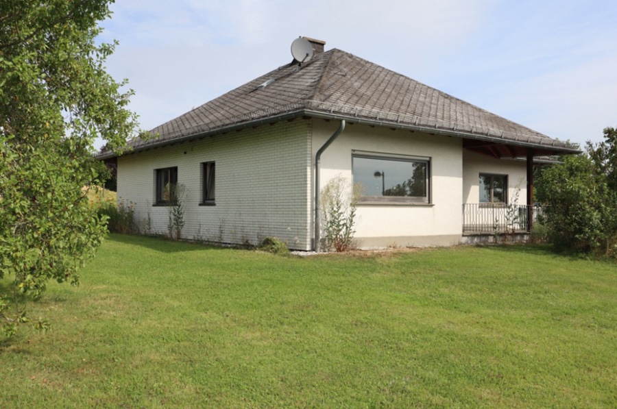 Seitenansicht - Geräumiger Bungalow mit Garten und Garage Üxheim-Leudersdorf (10)