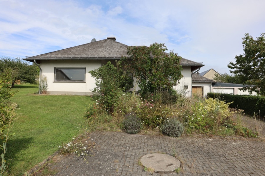 Front - Ruime bungalow met tuin en garage te Üxheim-Leudersdorf (10)