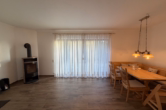 Wohn-/ Esszimmer - Goed onderhouden en uiterst gezellig vakantiehuis met tuin, terras en extra bouwgrond in een rustig en natuurrijk vakantiepark te Kerschenbach (14)