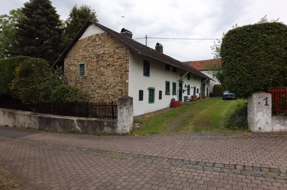 Straßenansicht Hofeinfahrt