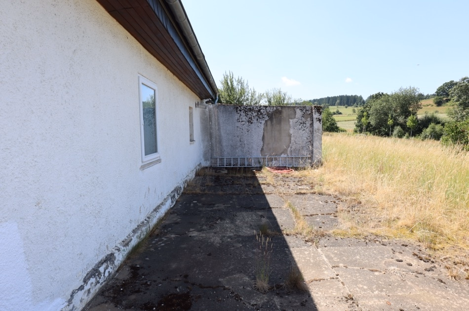 Rückseite mit Terrasse