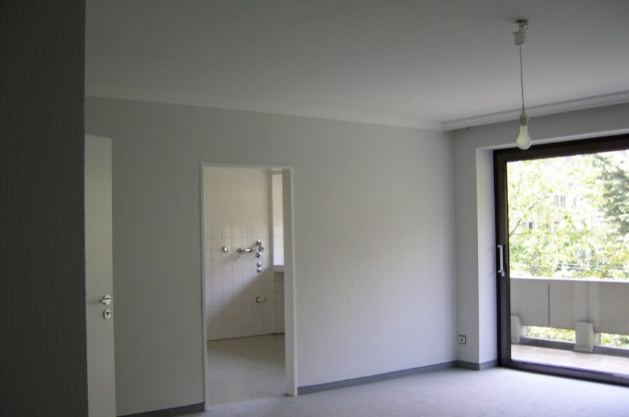 Zwei Zimmer Eigentumswohnung mit zwei Balkonen, Kellerraum und Einzelgarage in Düsseltal, Düsseldorf - Wohnzimmer, Küche