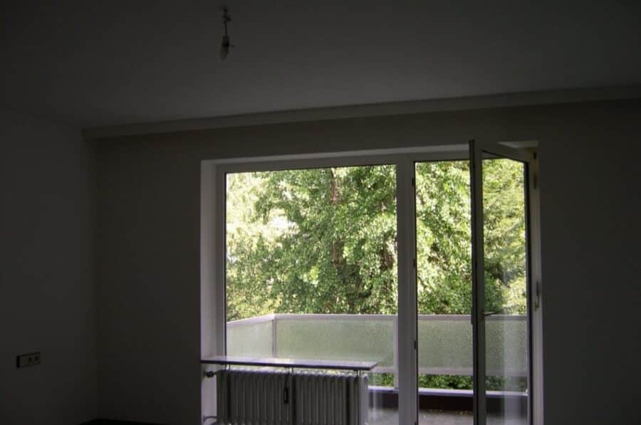 Eigentumswohnung in Düsseltal, 2 Zimmer mit zwei Balkonen, Kellerraum und Garage, Düsseldorf - Wohnzimmer, Balkon
