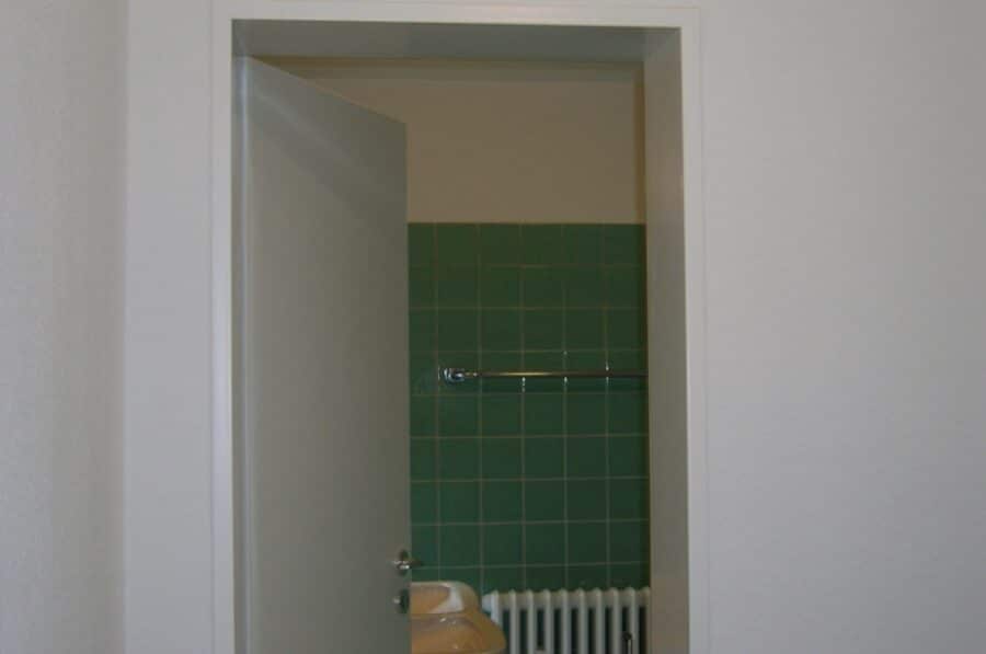 Eigentumswohnung in Düsseltal, 2 Zimmer mit zwei Balkonen, Kellerraum und Garage, Düsseldorf - Bad