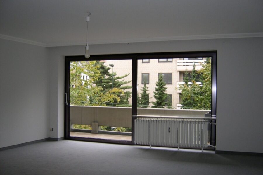 Zwei Zimmer Eigentumswohnung mit zwei Balkonen, Kellerraum und Einzelgarage in Düsseltal, Düsseldorf - Wohnzimmer