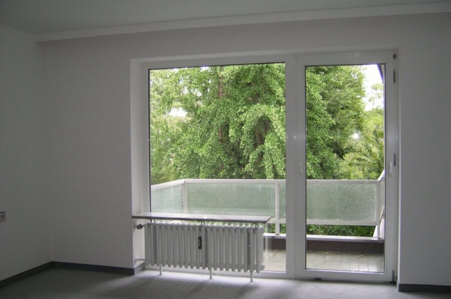 Eigentumswohnung in Düsseltal, 2 Zimmer mit zwei Balkonen, Kellerraum und Garage, Düsseldorf - Schlafzimmer, Balkon